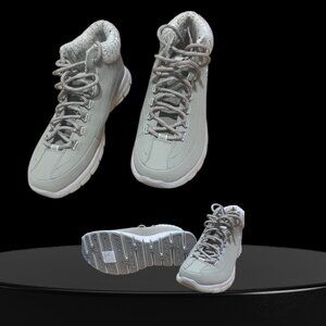 This is a pair of Skechers Women's Sport Synergy - Winter Nights boot.